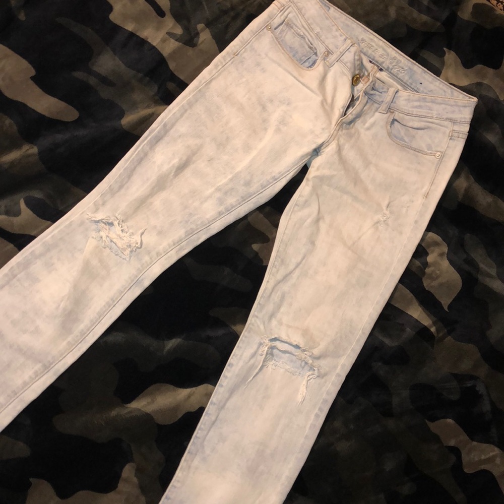 Light wash distressed American eagle skinny jeans